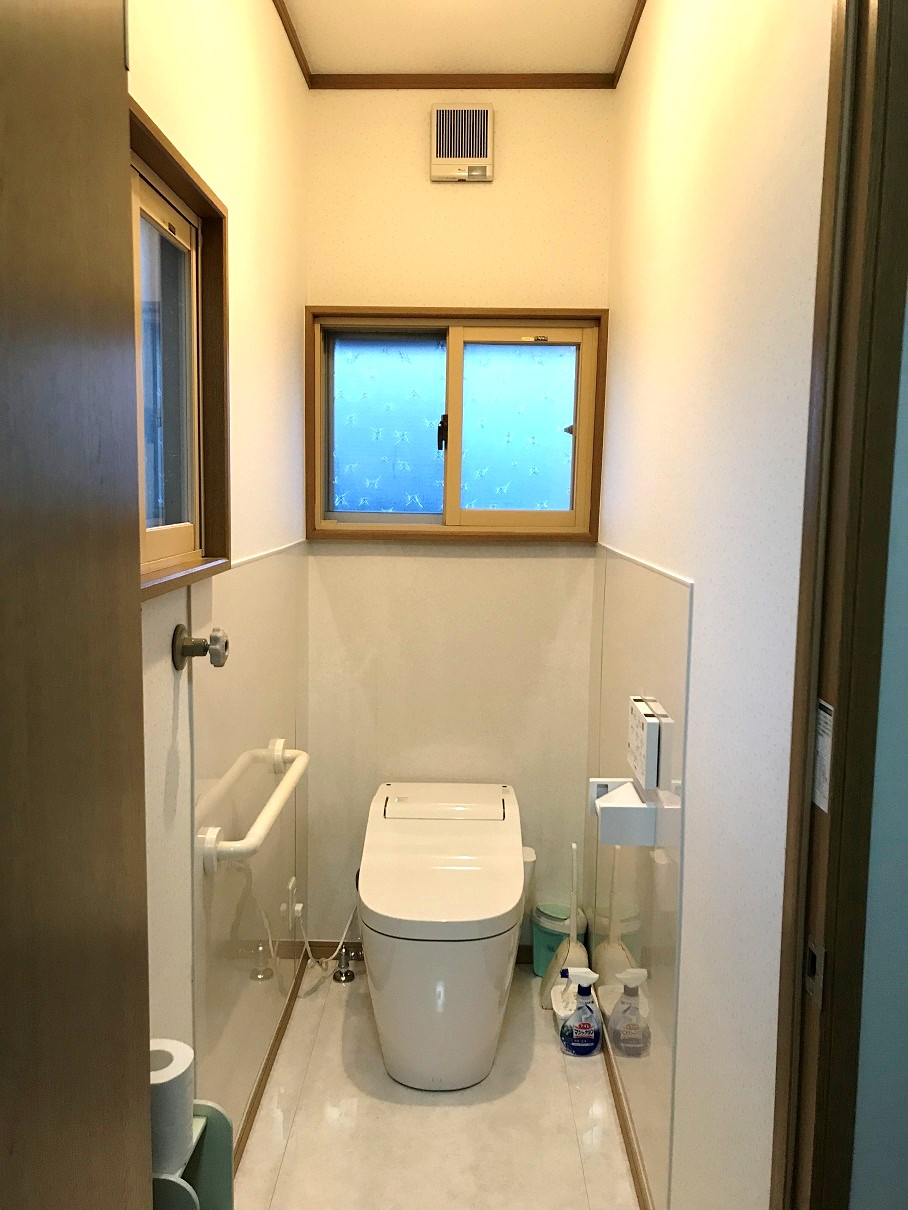 雨漏りでカビが生えてしまったトイレを掃除しやすい綺麗なトイレへ交換｜リフォーム施工例大百科